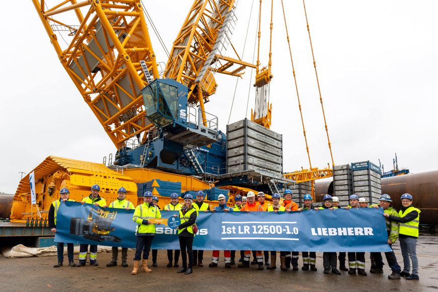 Premiere im Rostocker Hafen: Sarens übernimmt ersten Liebherr Raupenkran LR 12500-1.0